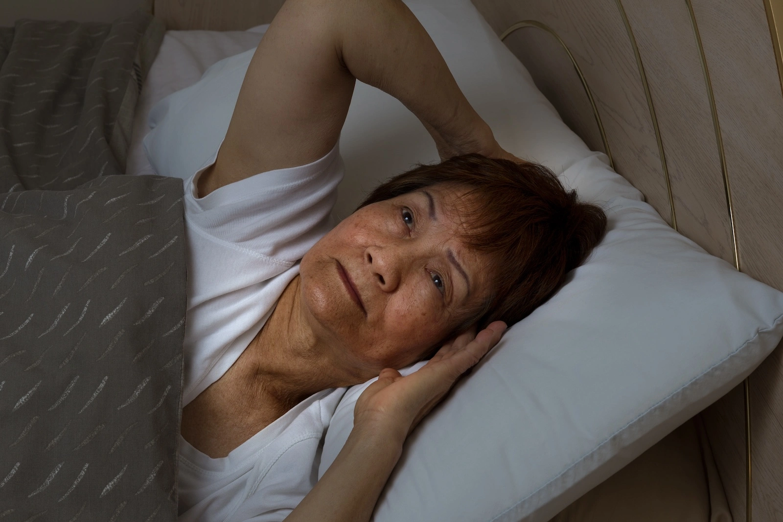 woman laying in bed trying to fall asleep; belsomra vs ambien